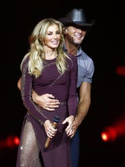 Tim McGraw and Faith Hill  perform their "Soul2Soul"