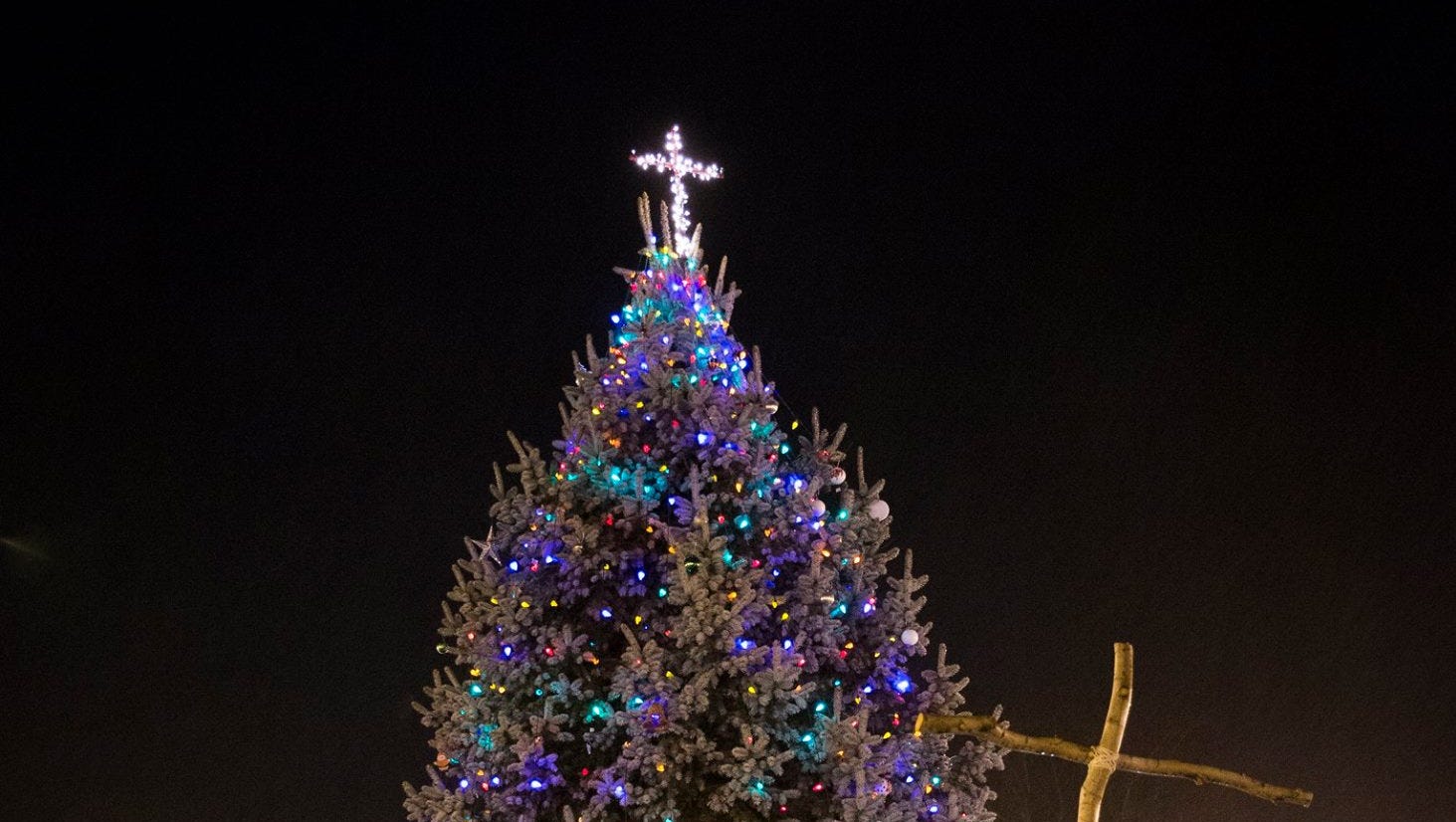 Knightstown removes cross from town Christmas tree