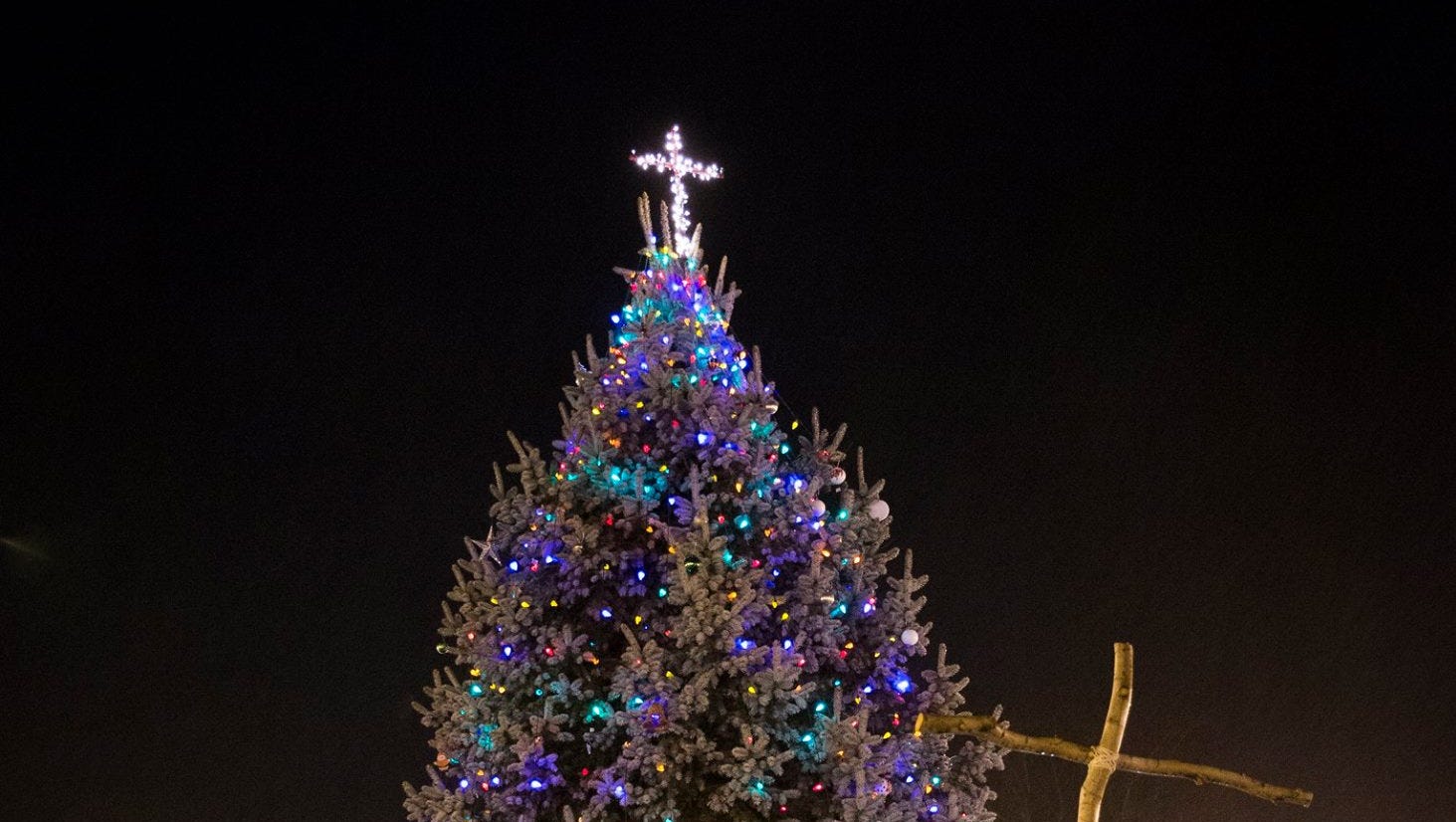 Knightstown removes cross from town Christmas tree