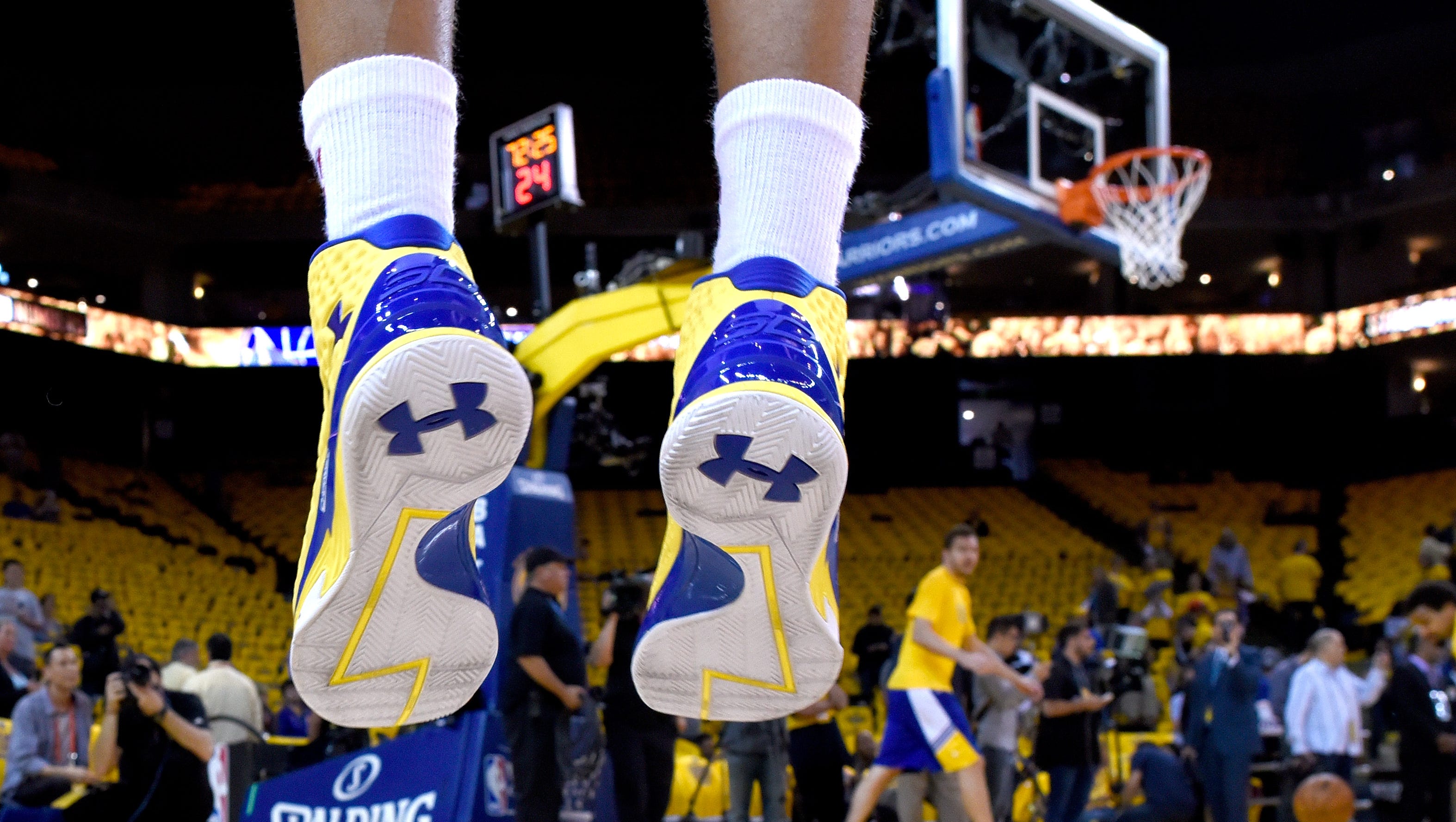 patroon Opknappen Buiten adem Under Armour soars 23% with Stephen Curry