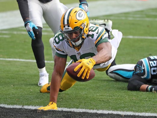 Green Bay Packers wide receiver Randall Cobb (18) dives