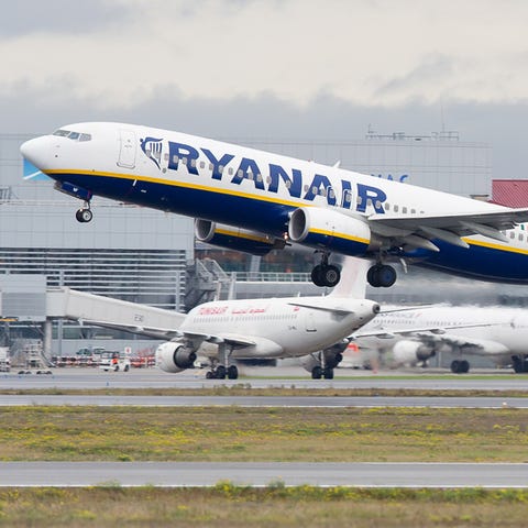 A Ryanair Boeing 737-800 departs Toulouse-Blagnac 