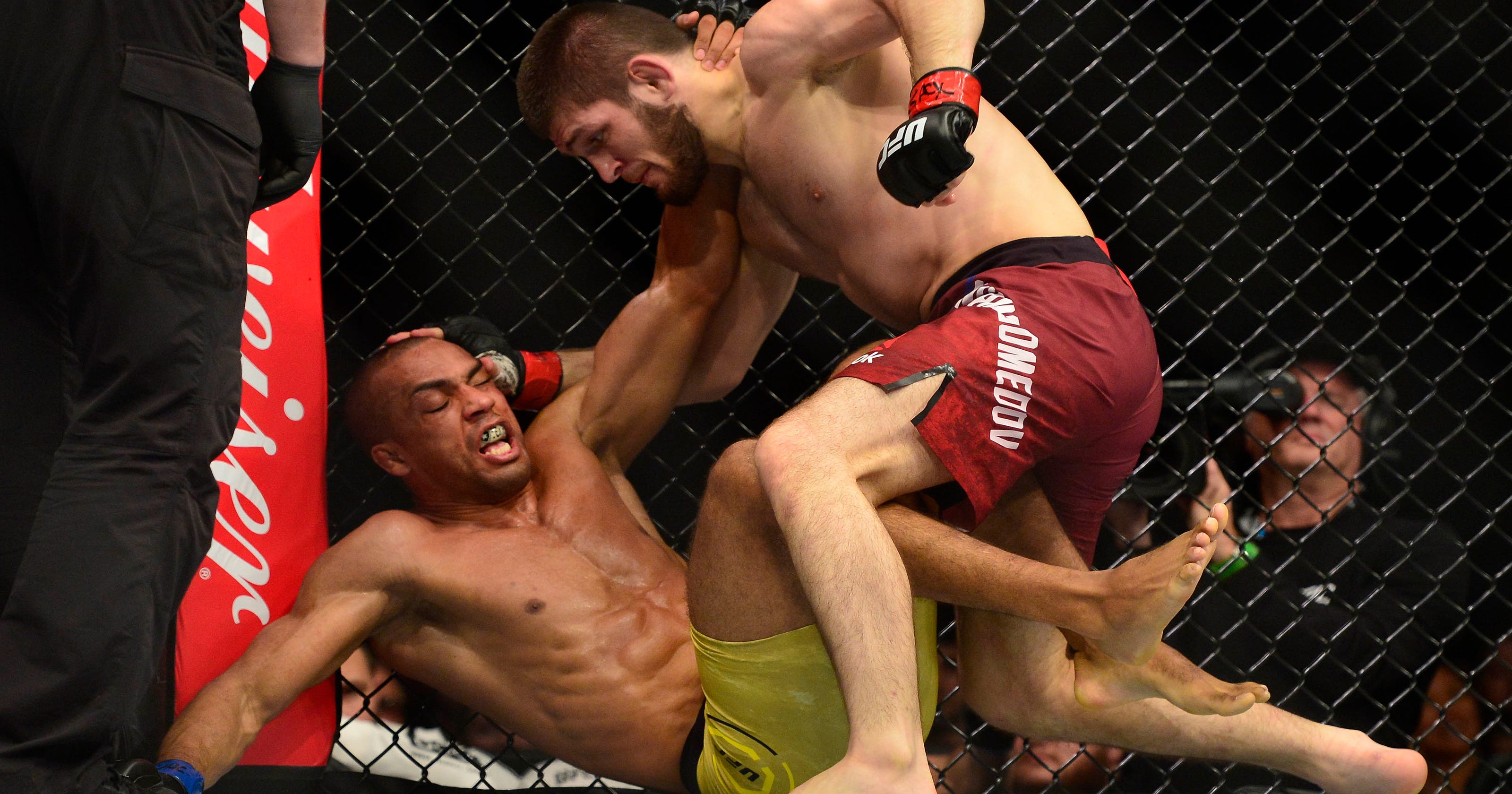 Ufc 219 Khabib Nurmagomedov Demolishes Edson Barboza