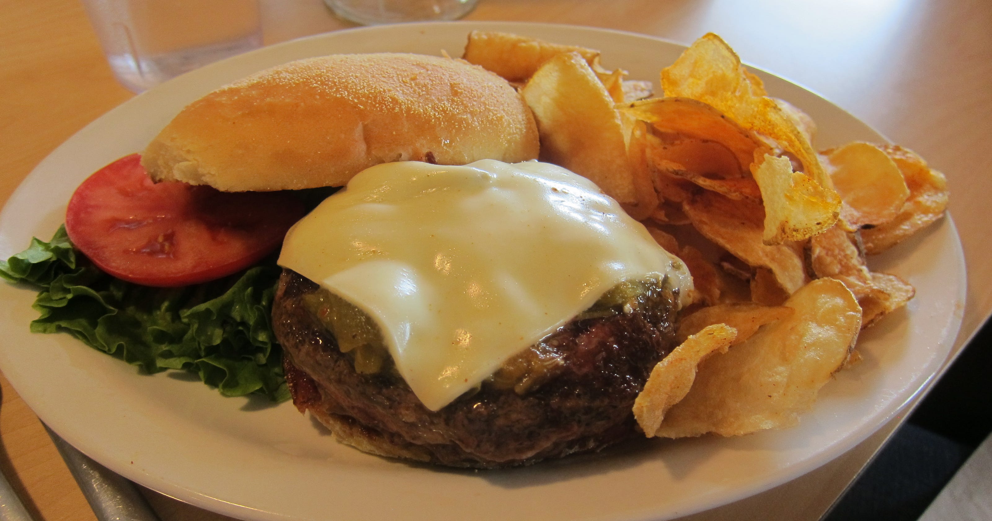 OMG! Green chile cheeseburger wows Santa Fe diners