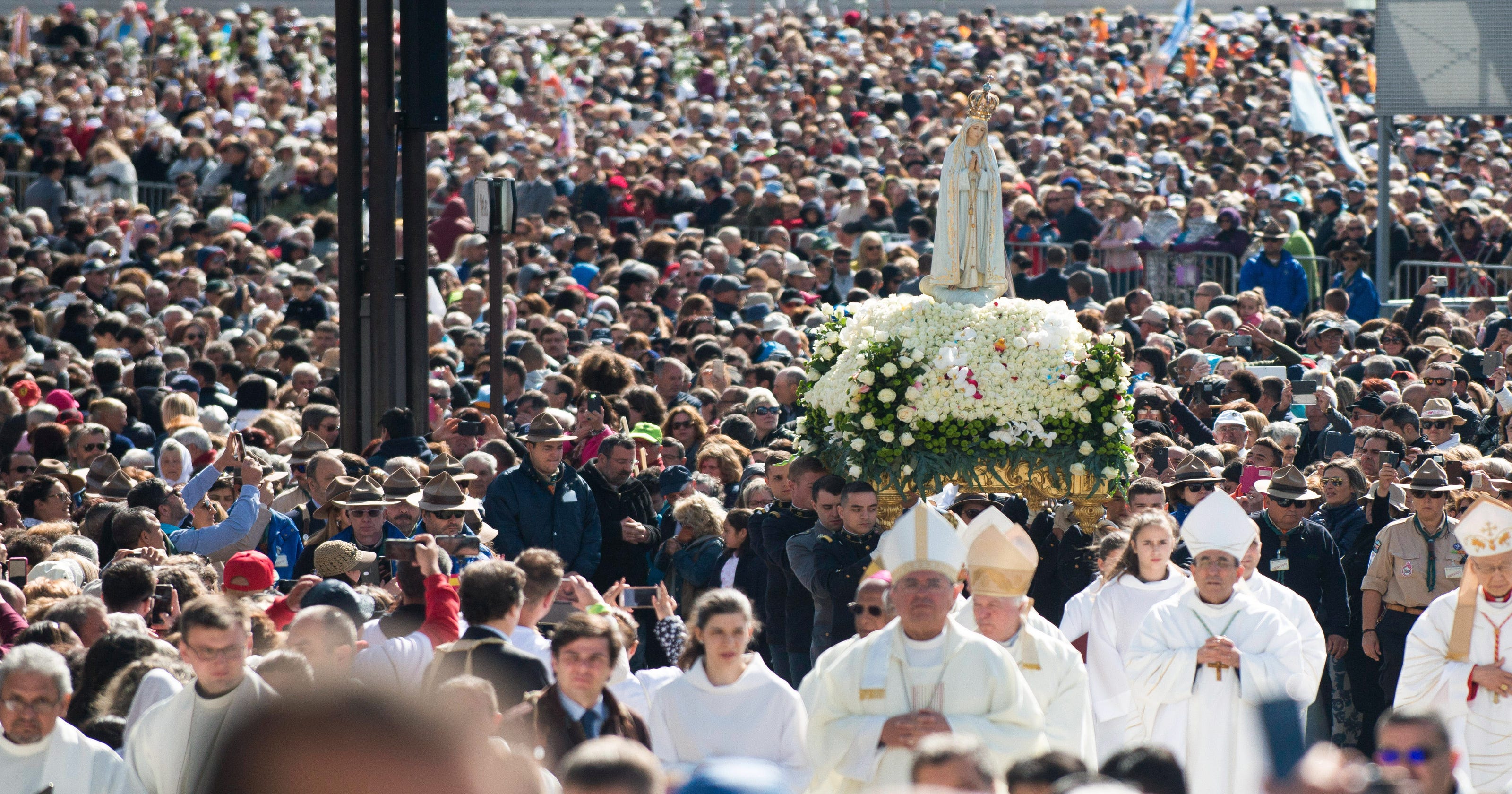 Thousands celebrate Fatima's miracle in central Portugal