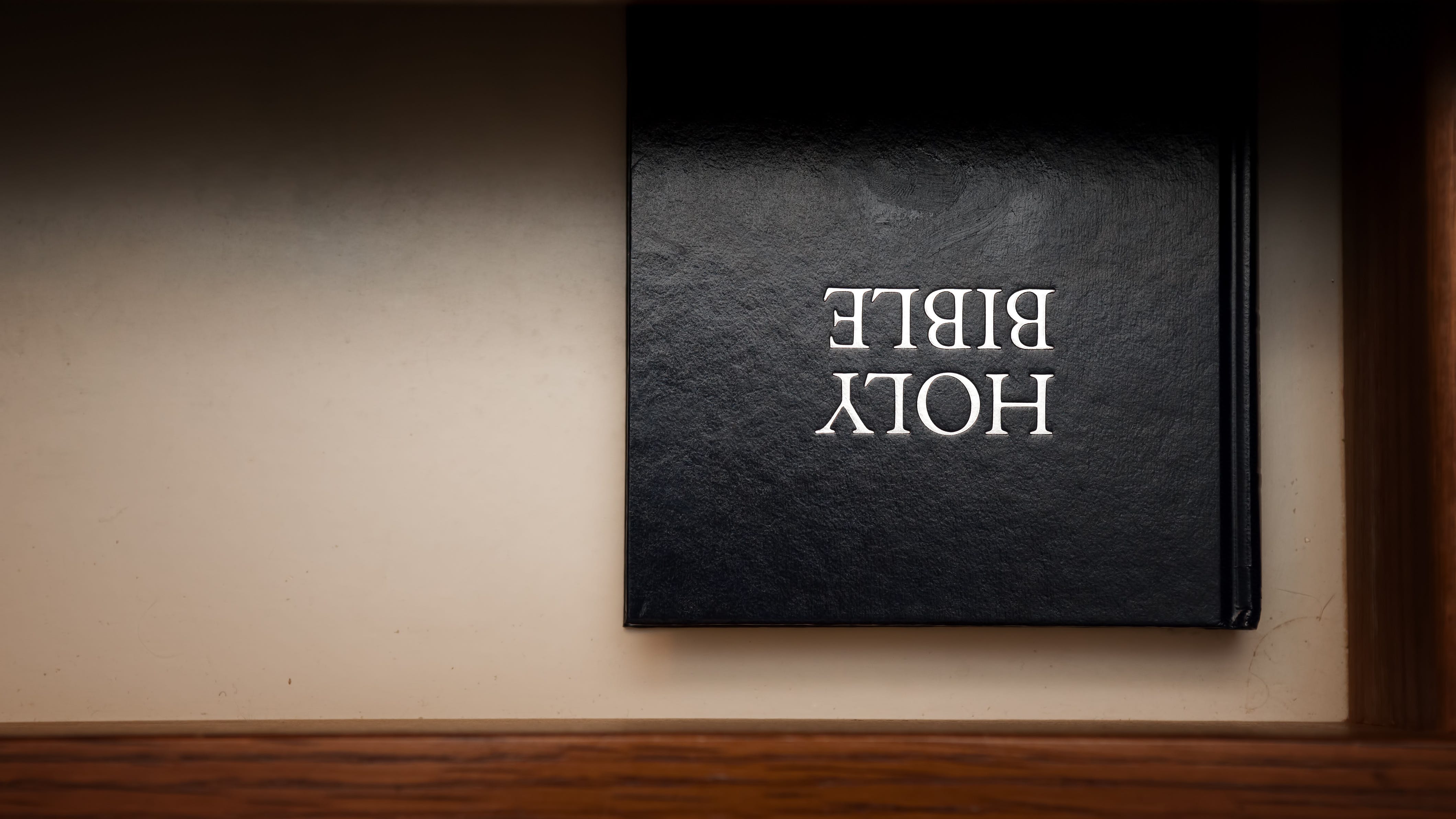 Hotel reportedly removes Bibles from rooms after atheist complaint