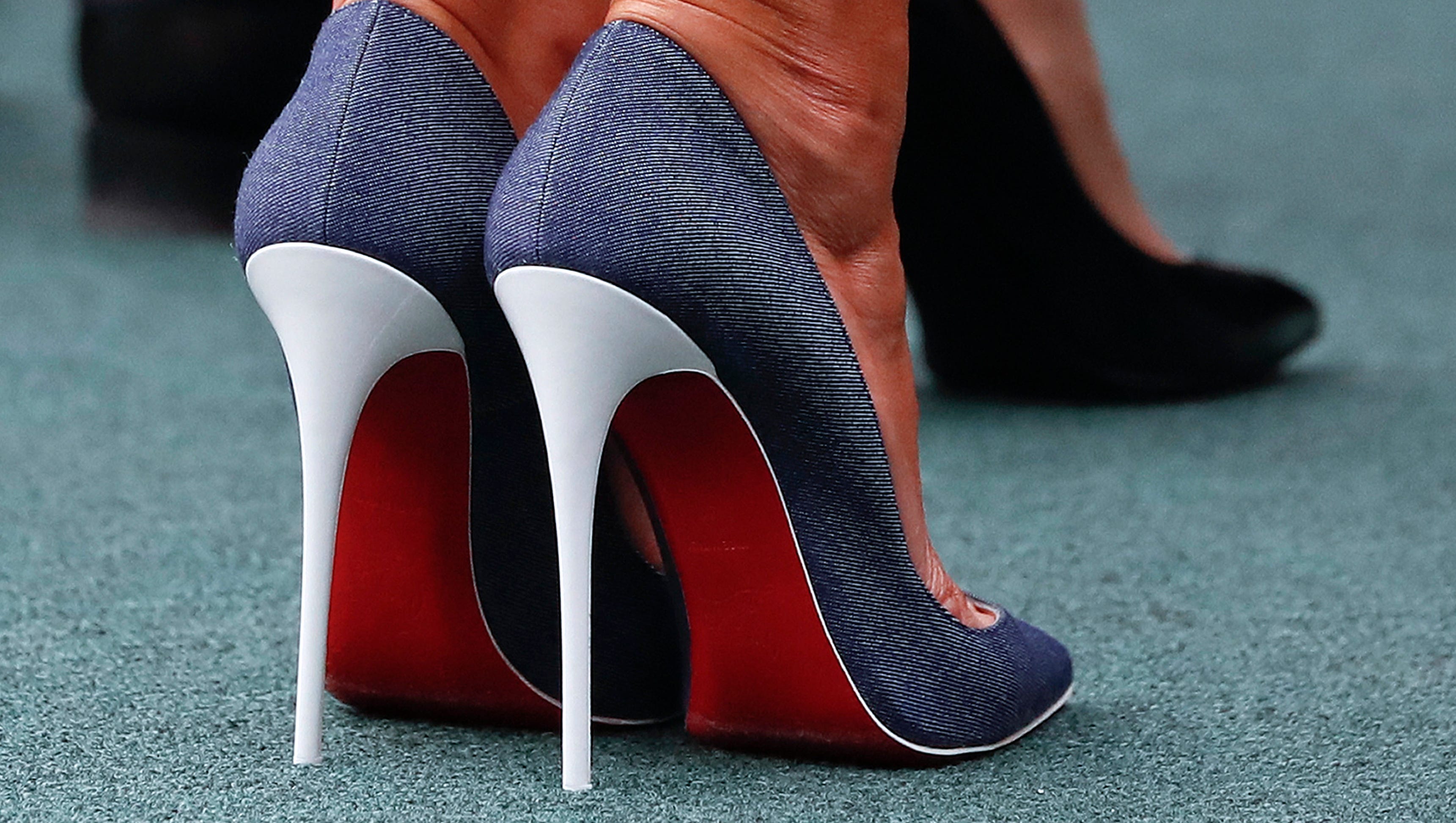 hegn Mindre end transportabel Designer Louboutin wins case on red soled high-heels