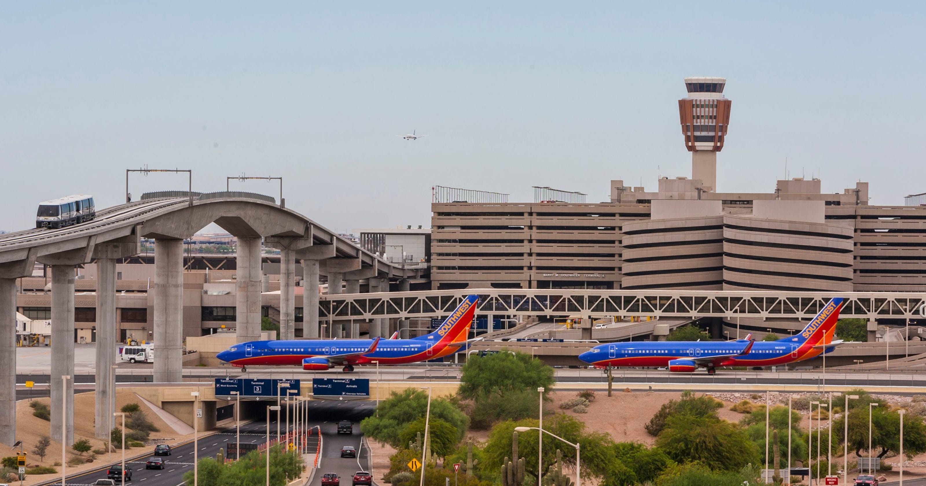 phoenix-airport-sky-harbor-terminal-4-restaurants-services