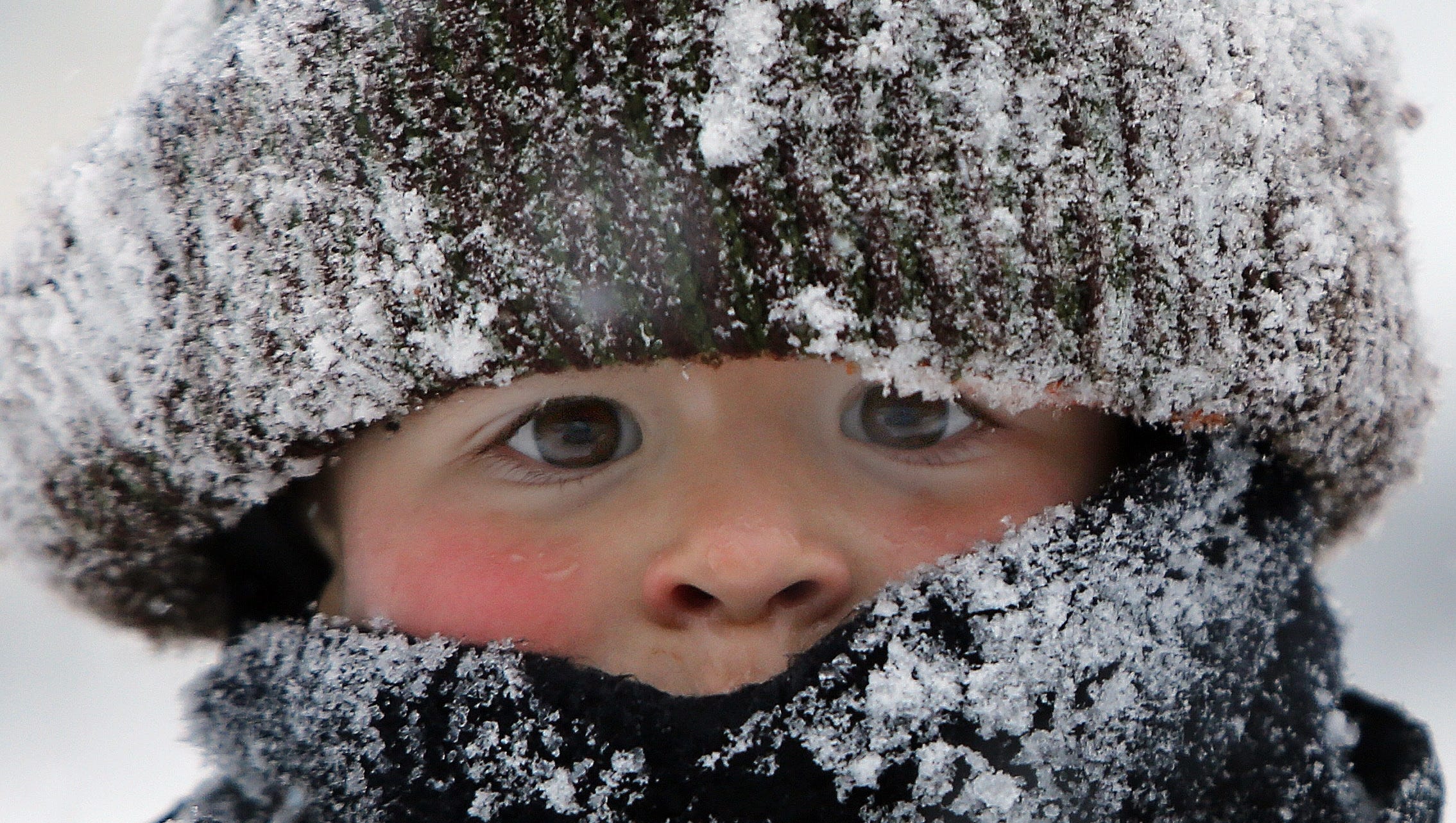 Про холодную зиму число. Зима холодно. Сильный Мороз. Дети в снегу. Мальчик в снегу.