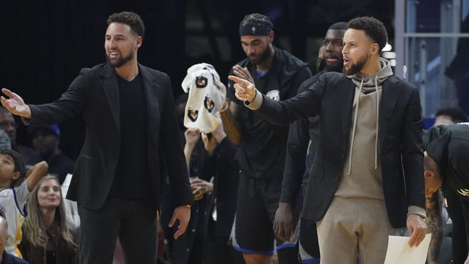 Neither Klay Thompson, left, nor Stephen Curry of the Golden State Warriors was able to play in this game in January against the Dallas Mavericks but both had recovered enough from injuries to march with protesters last week.