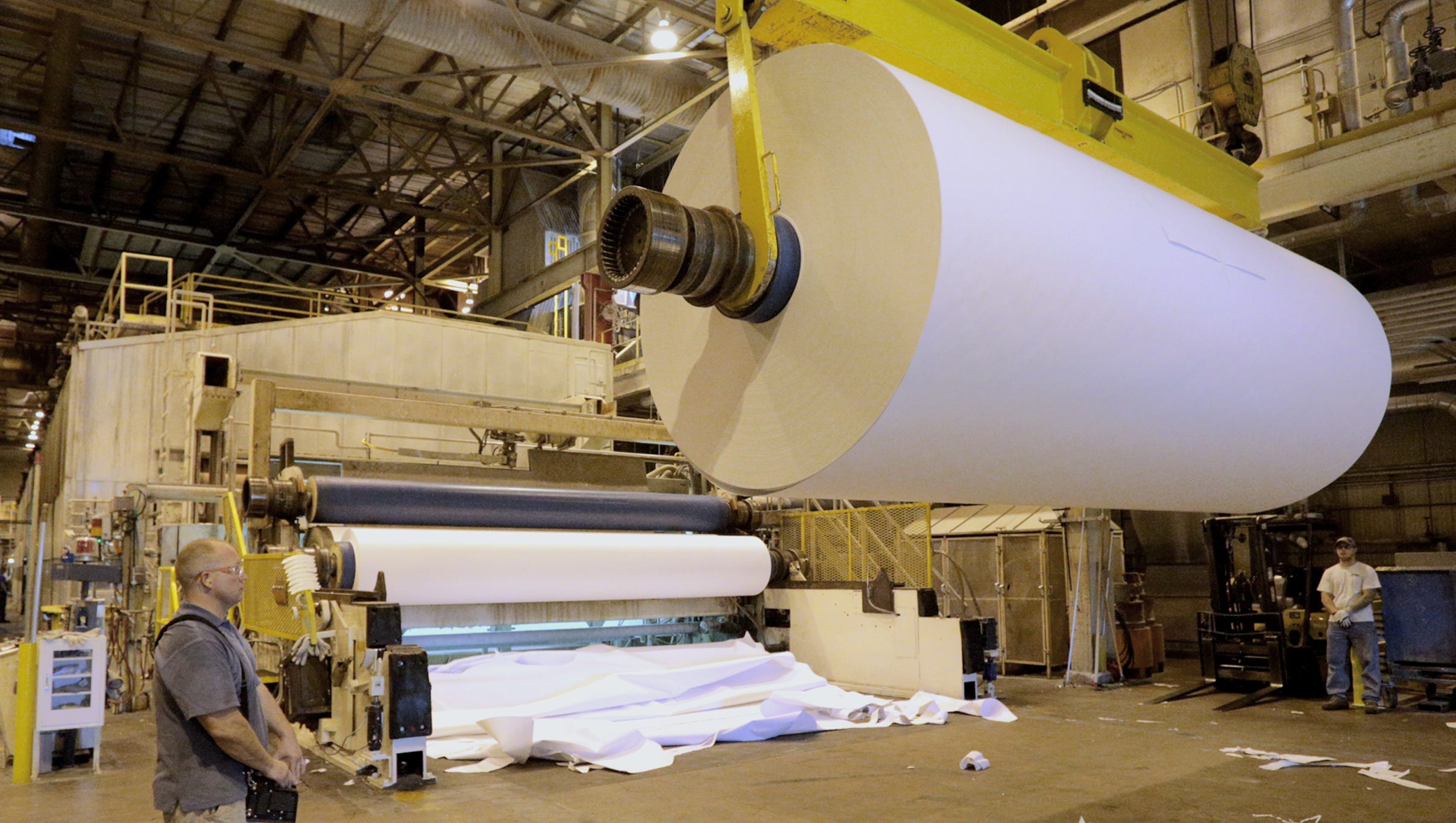 Paper manufacturing. Целлюлозно-бумажная промышленность. Бумага промышленность. Целлюлозная бумага. Целлюлозно-бумажная промышленность завод.
