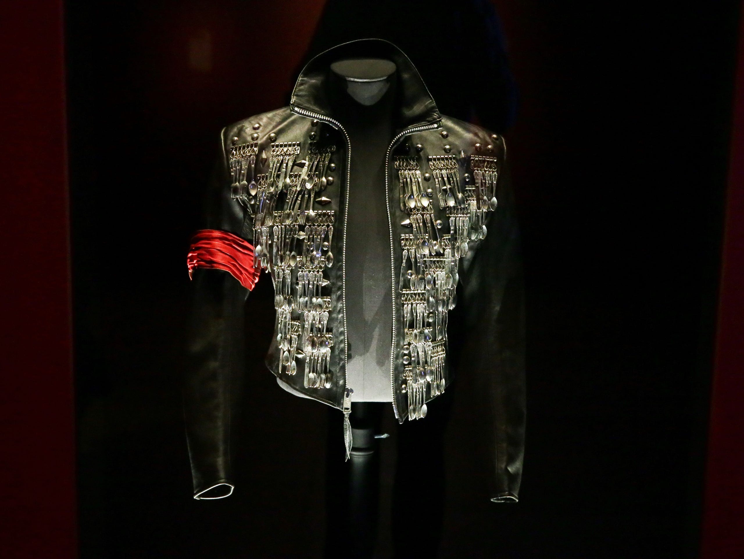 Michael Jacksons Dinner Jacket, entworfen von seinem Kostümdesigner Michael Lee Bush.