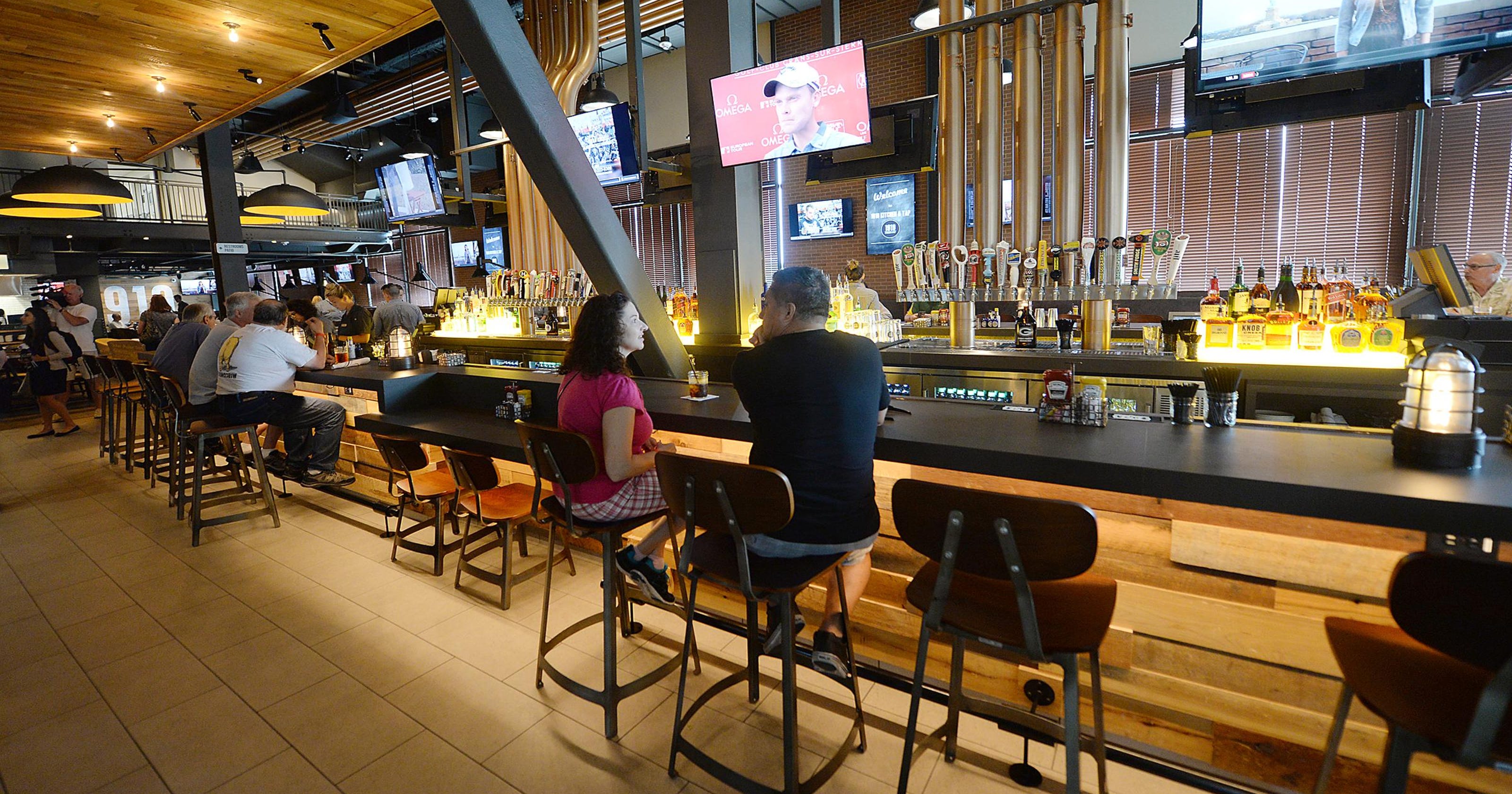 Lambeau Field food provider must pay restaurant workers OT, court says