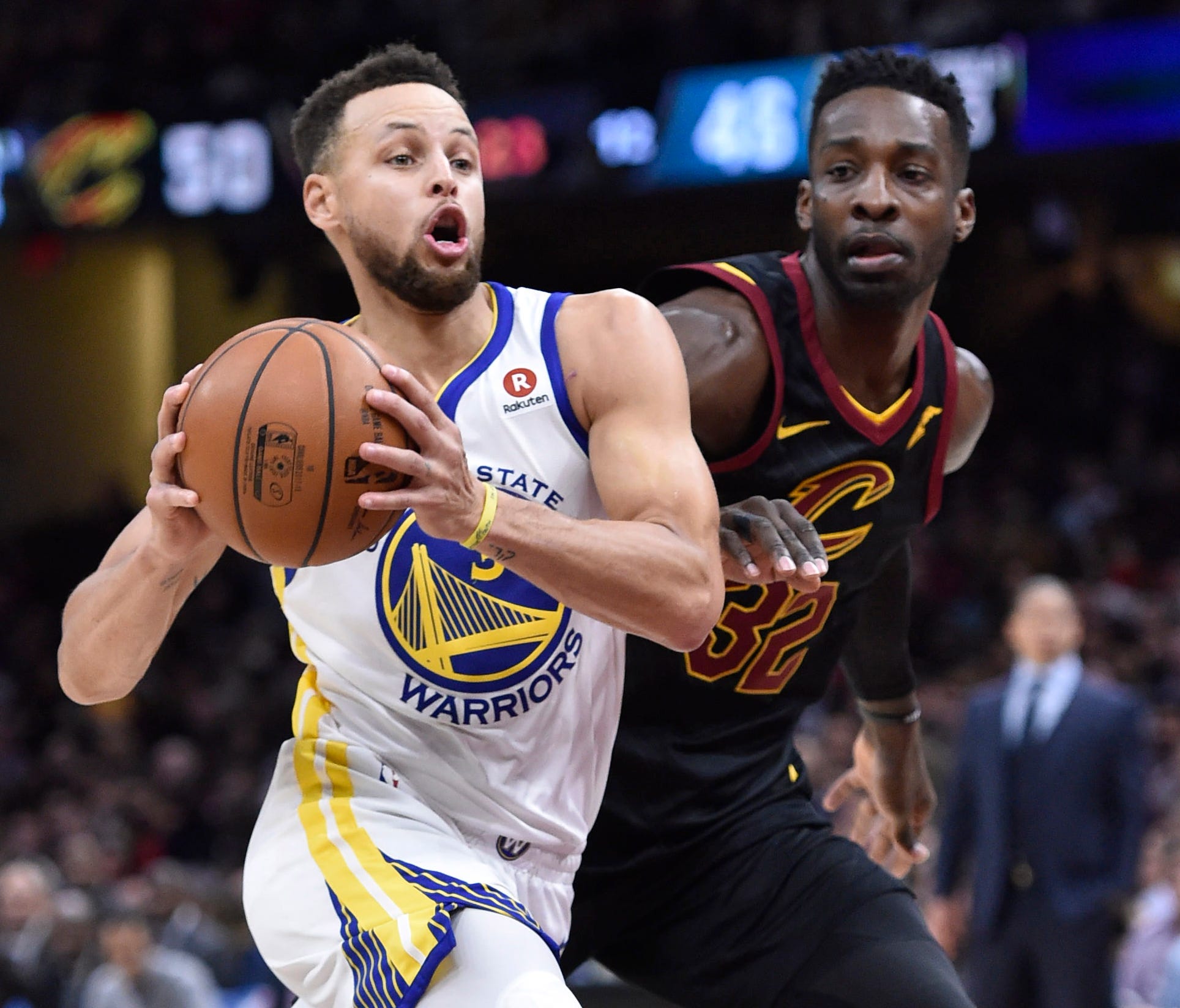 Steph Curry  drives to the basket against the Cavaliers' Jeff Green.