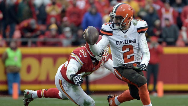 Cleveland Browns quarterback Johnny Manziel (2) looks to pass and is pressured by Kansas City Chiefs linebacker Dee Ford (55) during the second half at Arrowhead Stadium. The Chiefs won 17-13.