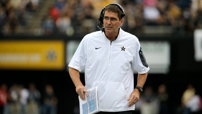 Vanderbilt offensive coordinator Andy Ludwig coaches during a 2015 game.