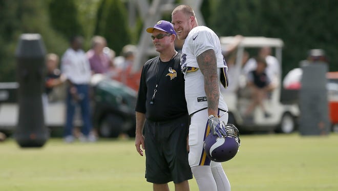 Minnesota Vikings head coach Mike Zimmer talks with tight end Kyle Rudolph during their shared homecoming in Cincinnati on Aug. 10.