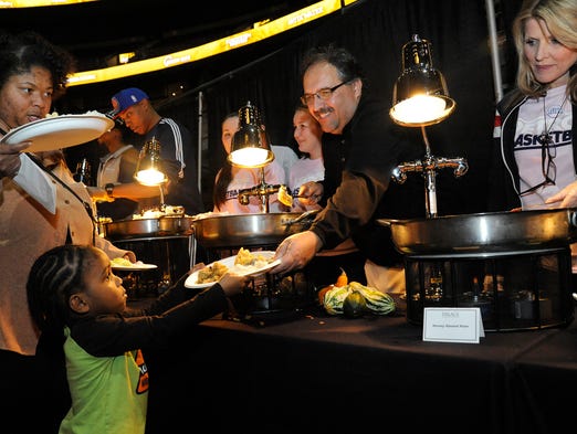 Stan Van Gundy serves food to Austin Ashford, 3, of