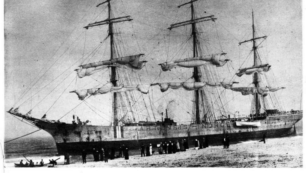 21 historic photos Shipwrecks at the Shore