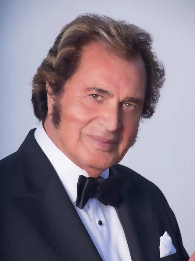 Engelbert Humperdinck On Tour Wife S Alzheimer S And Plastic Surgery Engelbert humperdinck was born on may 2, 1936 in madras, madras presidency, british india as arnold george dorsey. engelbert humperdinck on tour wife s