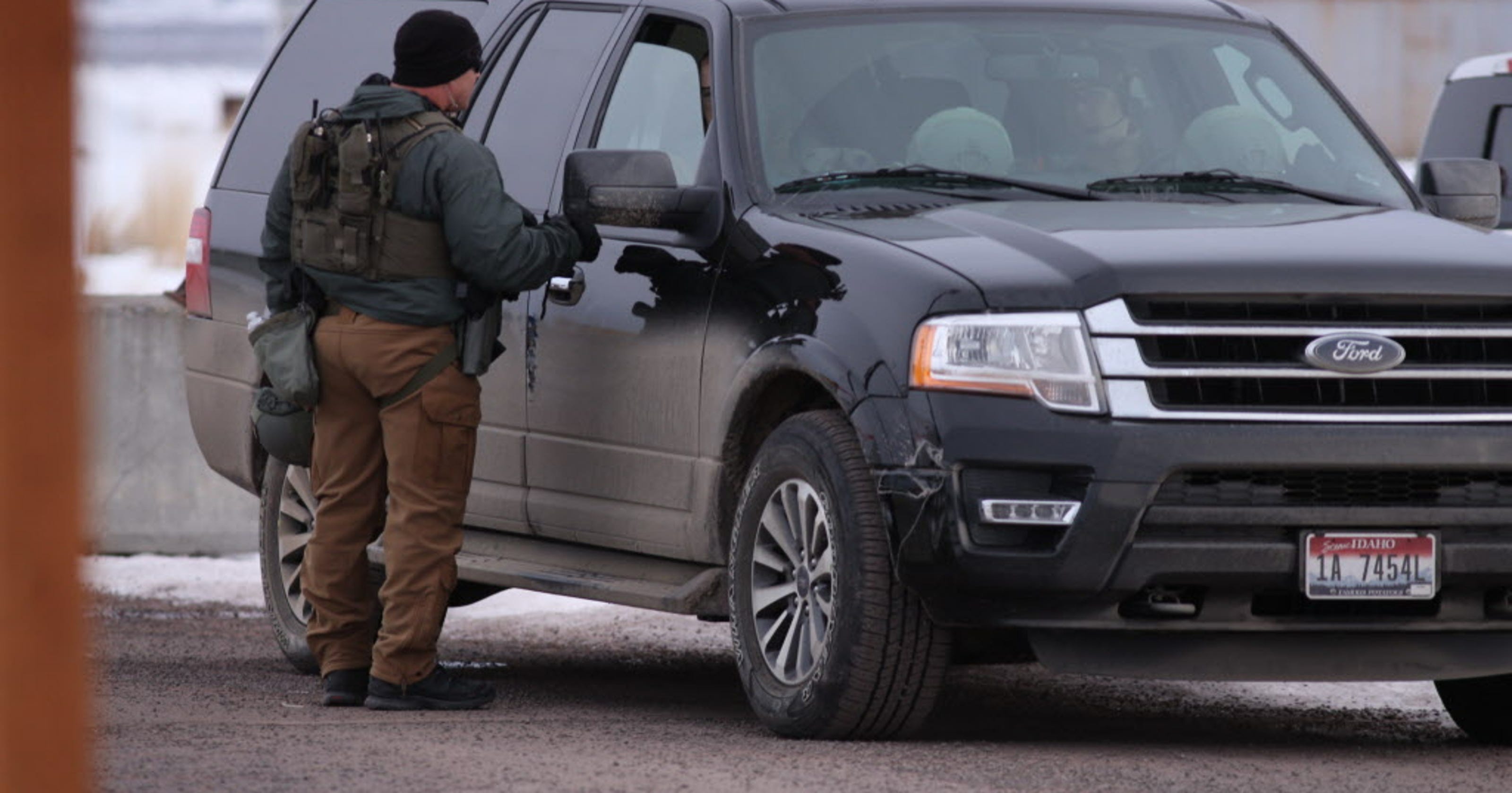 Armed Oregon standoff continues despite arrests