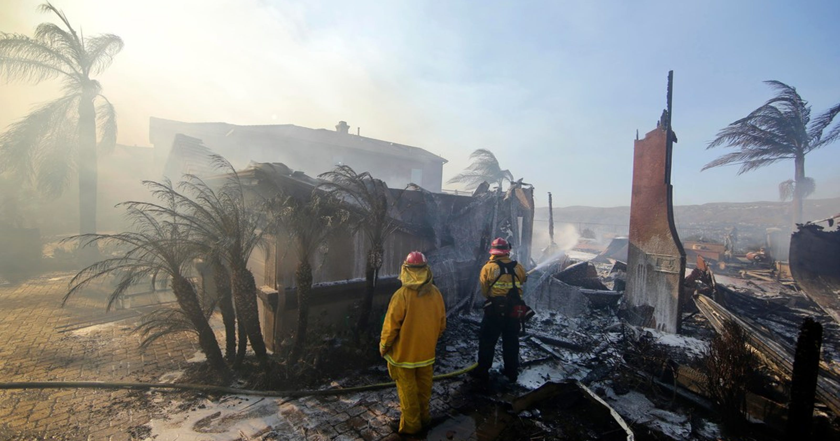 Disneyland: Will it stay open during Anaheim Hills fire?