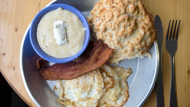 En la ubicación de Biscuit Head en Biltmore, los huéspedes pueden pedir un desayuno completo, que viene con dos huevos de cualquier manera, galletas y dos acompañamientos. Incluye acompañamientos, sémola, tocino, jamón de campo, coco y mucho más.