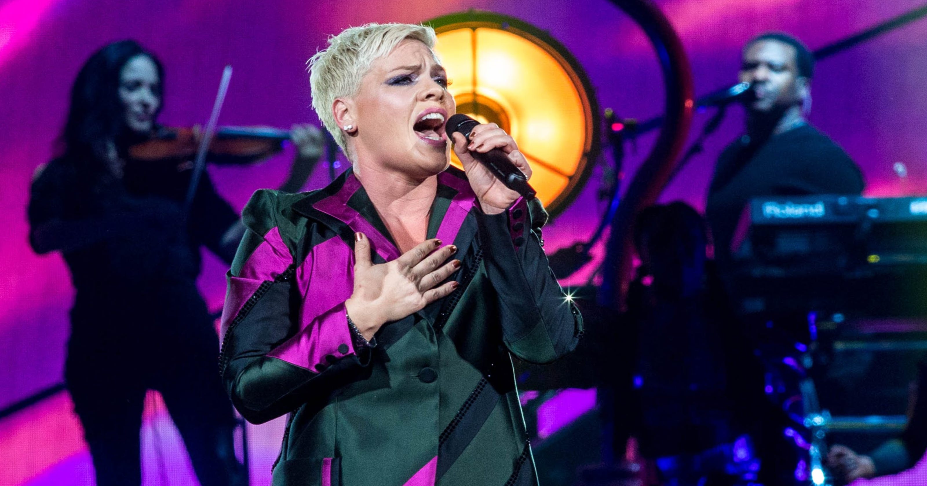 Pink concert in Indianapolis hits theatrical heights