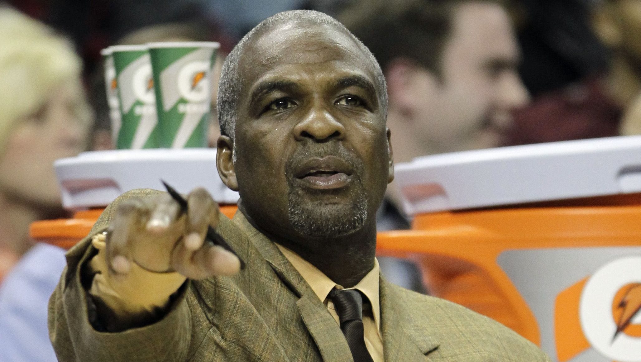 Charles Oakley: Charles Barkley needs to 'stop drinking at work'