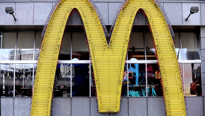 epa05271623 (FILE) A file photo dated 21 April 2010 showing a view of a McDonald's restaurant in New York, New York, USA. McDonald's are to release their 1st quarter 2016 results on 22 April 2016.  EPA/JUSTIN LANE *** Local Caption *** 02126527 ORG XMIT: JLX06