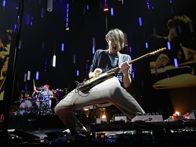 Red Hot Chili Peppers give it away in highenergy concert in Glendale
