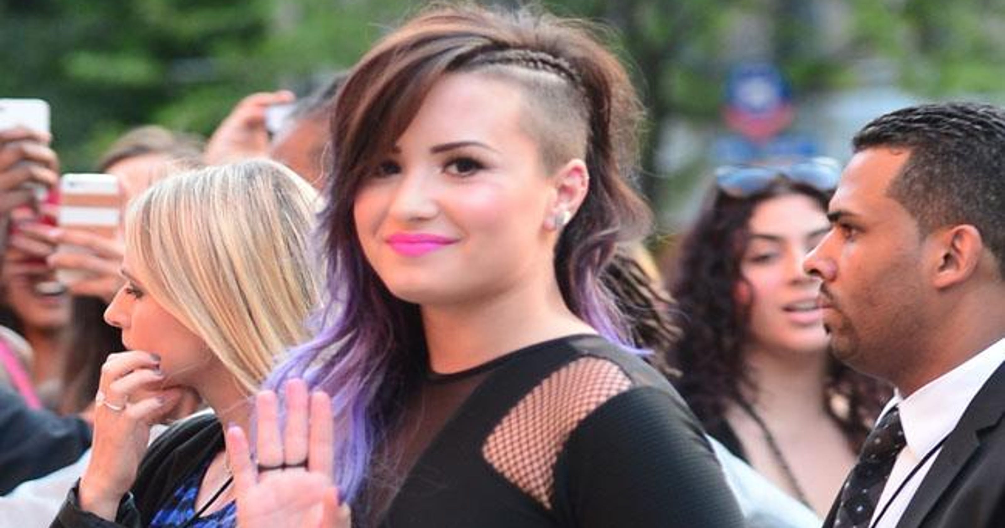 Demi Lovato's nude photos leaked online, Twitter hacked3200 x 1680