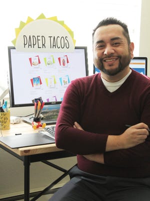 Jesús Ruvalcaba inició su propio negocio de tarjetas de saludo llamado Paper Tacos, que se inspira en su crianza en la cultura mexicoamericana.