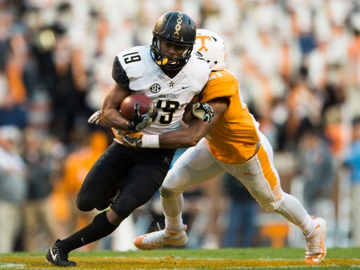 Tennessee linebacker Elliott Berry (41) takes down