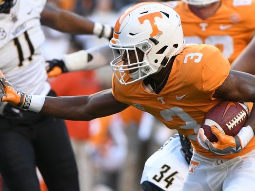 Tennessee running back Ty Chandler (3) makes his way