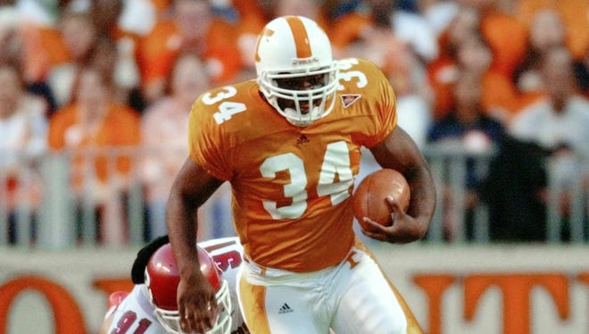 Tennessee's Jabari Davis (34) avoids Rutgers' Ryan Neill (91) in the first half Sept. 28, 2002, in Knoxville.