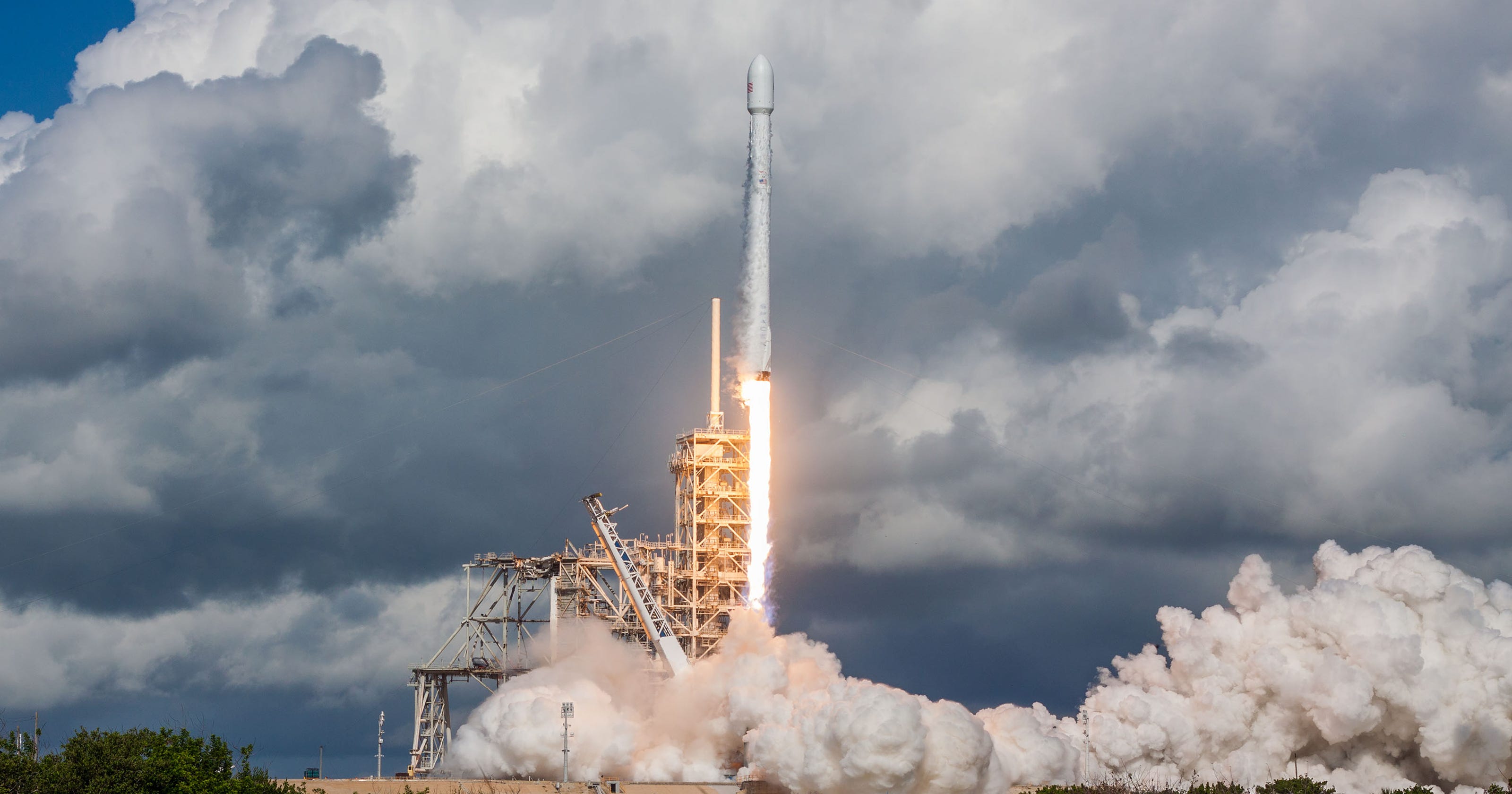 How to watch SpaceX's late night Falcon 9 launch from Cape Canaveral3200 x 1680