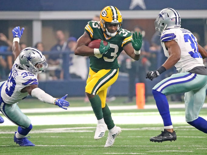 Green Bay Packers running back Aaron Jones (33) runs