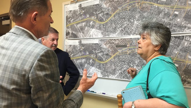 A resident discuss the proposed Interstate 49 Lafayette Connector with consultants, March 31, 2016.