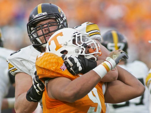 Iowa Hawkeyes offensive lineman Brandon Scherff (68)