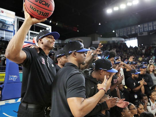 Penny Hardaway to stay at Memphis after interviewing with the