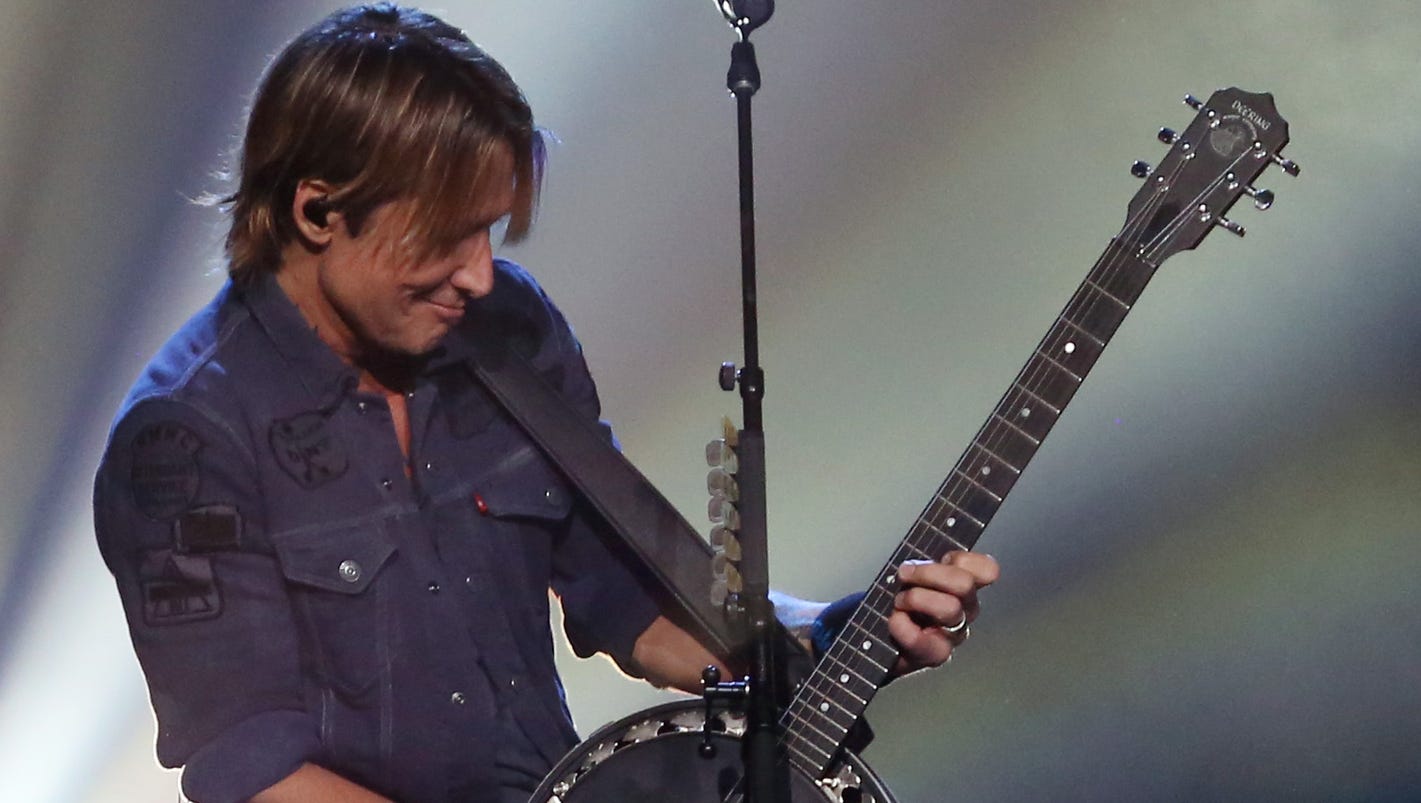 Keith Urban wears wig, sings on Nashville street corner