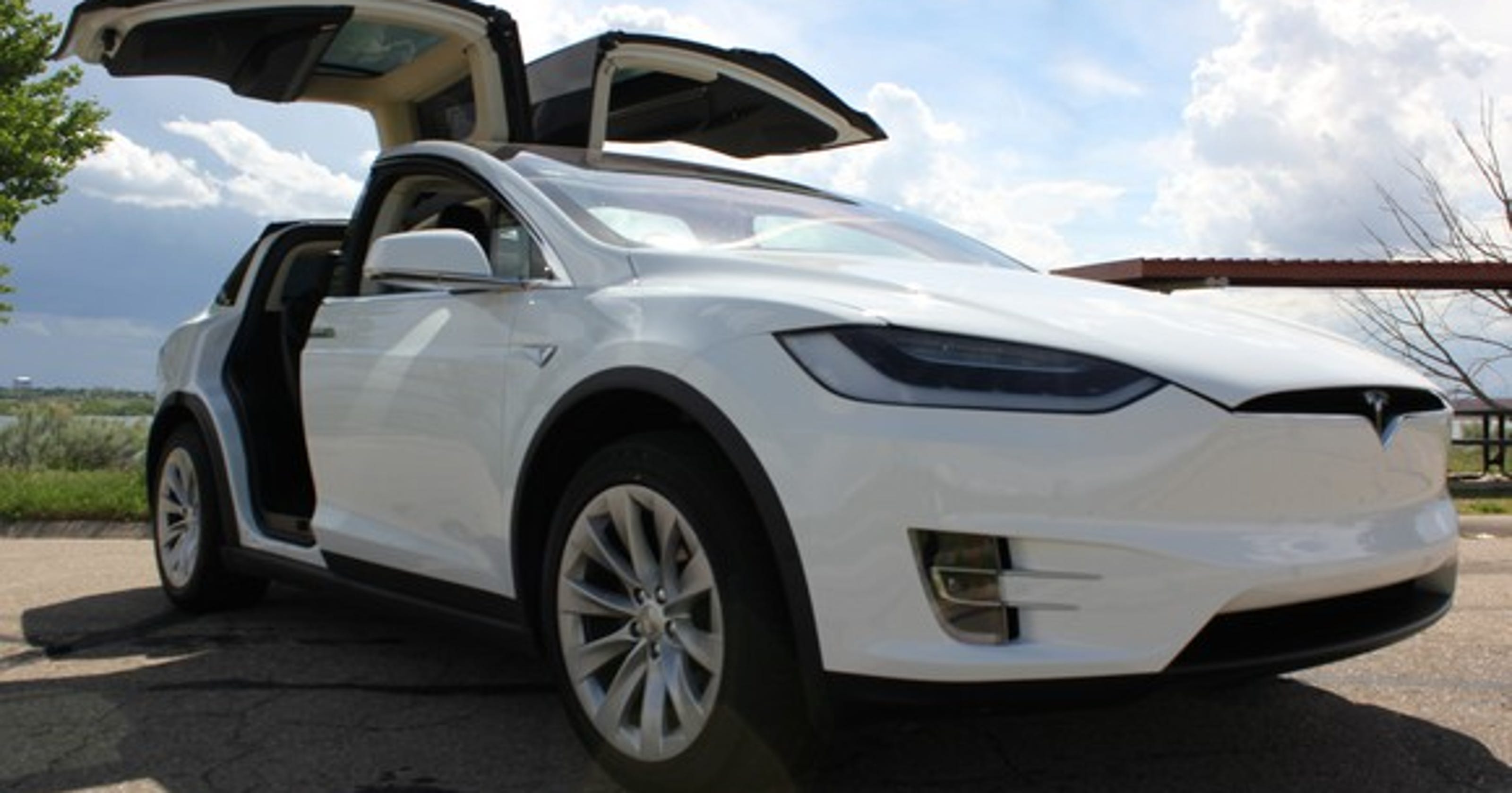 Tesla to offer cheaper Model X crossover3200 x 1680