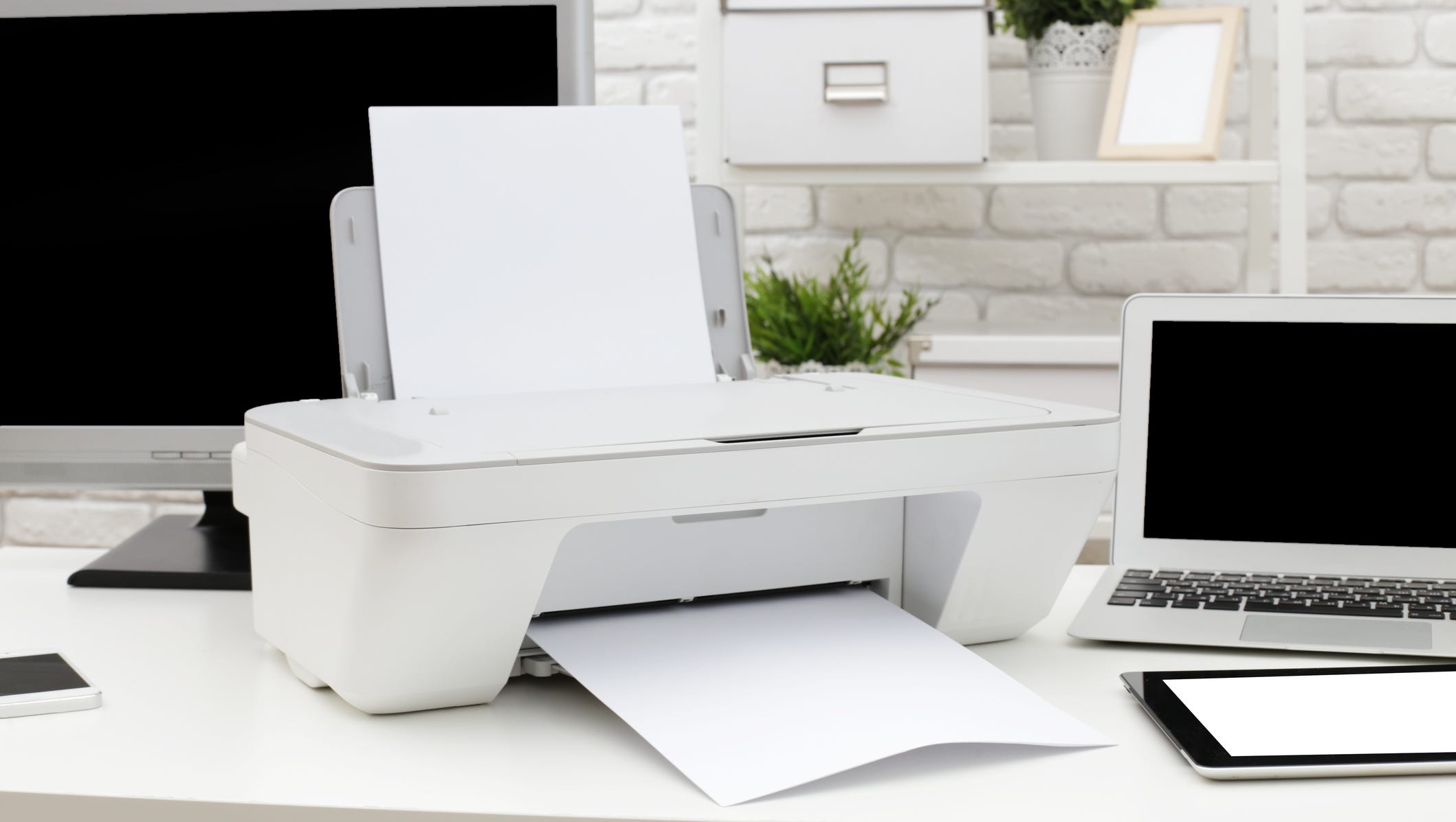 Через ноут принтер. Оргтехника для офиса. Принтер для компьютера. Принтер офисный. Стол для принтера.