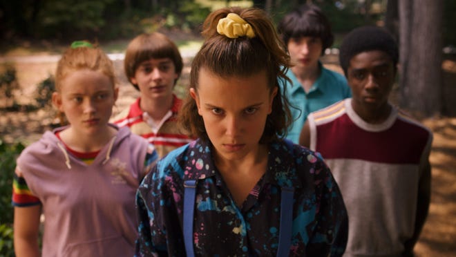 De gauche à droite : Sadie Sink, Noah Schnapp, Millie Bobby Brown, Finn Wolfhard et Caleb McLaughlin dans une scène de la saison 3 de Stranger Things de Netflix.