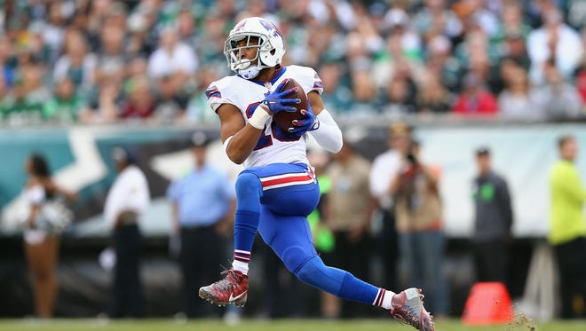 PHILADELPHIA, PA - DECEMBER 13:  Robert Woods #10 of the Buffalo Bills catches the ball against the Philadelphia Eagles during the first quarter at Lincoln Financial Field on December 13, 2015 in Philadelphia, Pennsylvania.