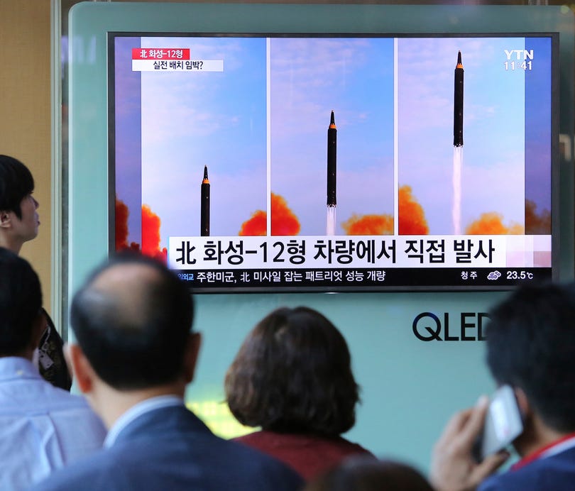 South Koreans watch news about a North Korea missile launch, Seoul, Sept. 16, 2017.