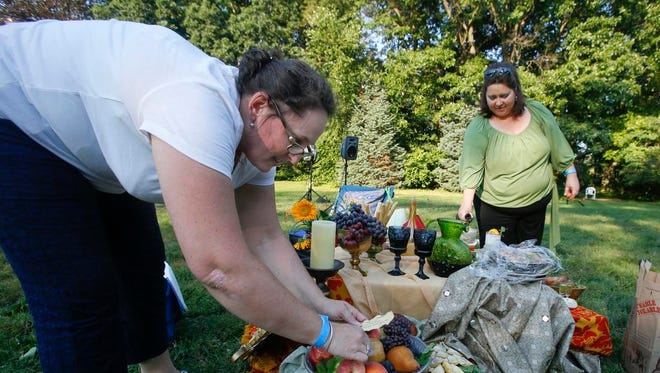 It's a nice time to enjoy a picnic right now, especially since the mosquitoes won't be attacking you like crazy. Pictured are picnickers from
the Shakespeare Fest Picnic Contest in 2015.