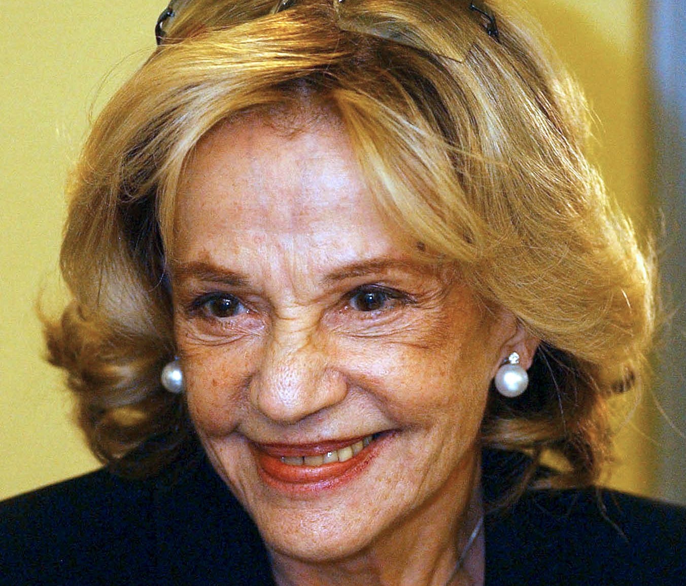 French actress Jeanne Moreau arrives for the premiere of the movie 'Time to Leave' in Budapest, Hungary, Nov. 19, 2005.