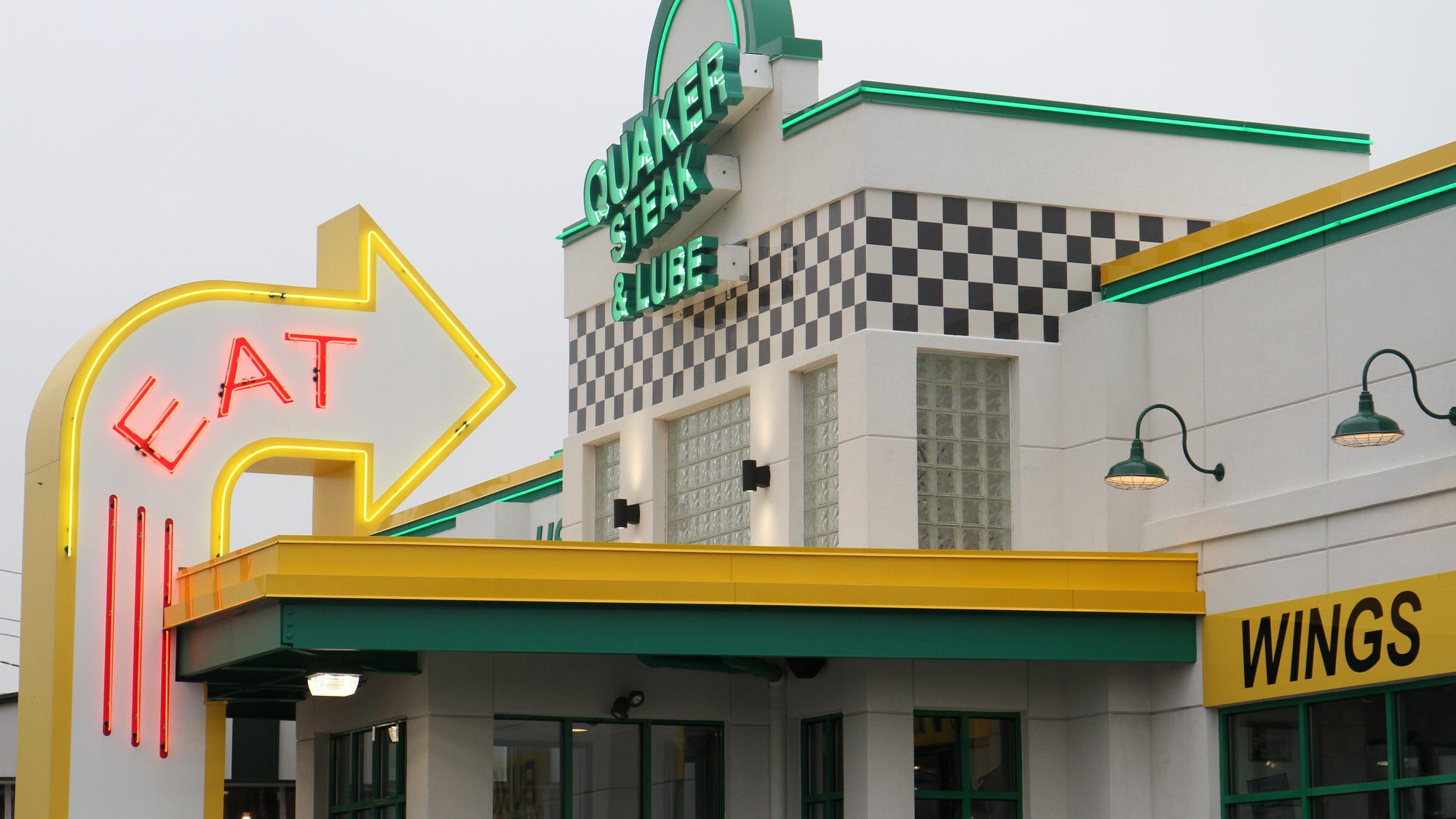 Quaker Steak & Lube restaurant opens in Edison